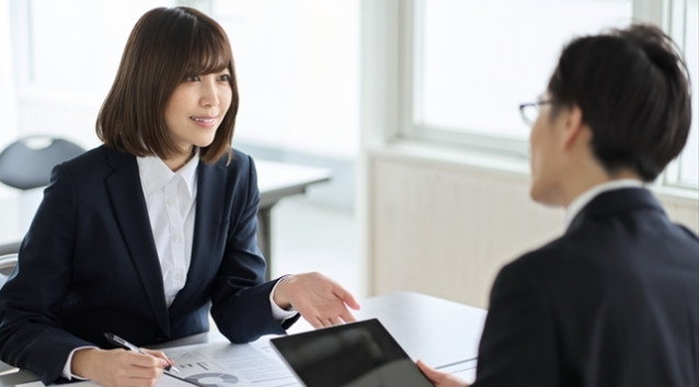 成婚コンシェルジュと会話の練習する男性