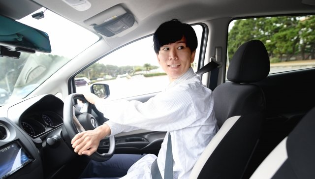 運転する男性