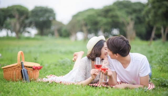 公園でキスするカップル